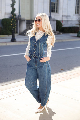 model wearing a cute outfit with barrel jeans