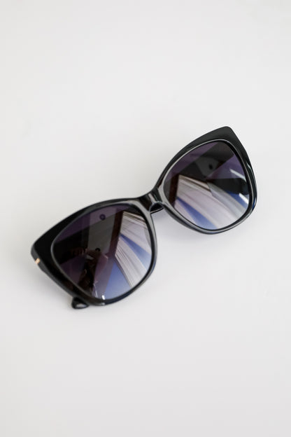 Trendsetting Take Black Cat Eye Sunglasses