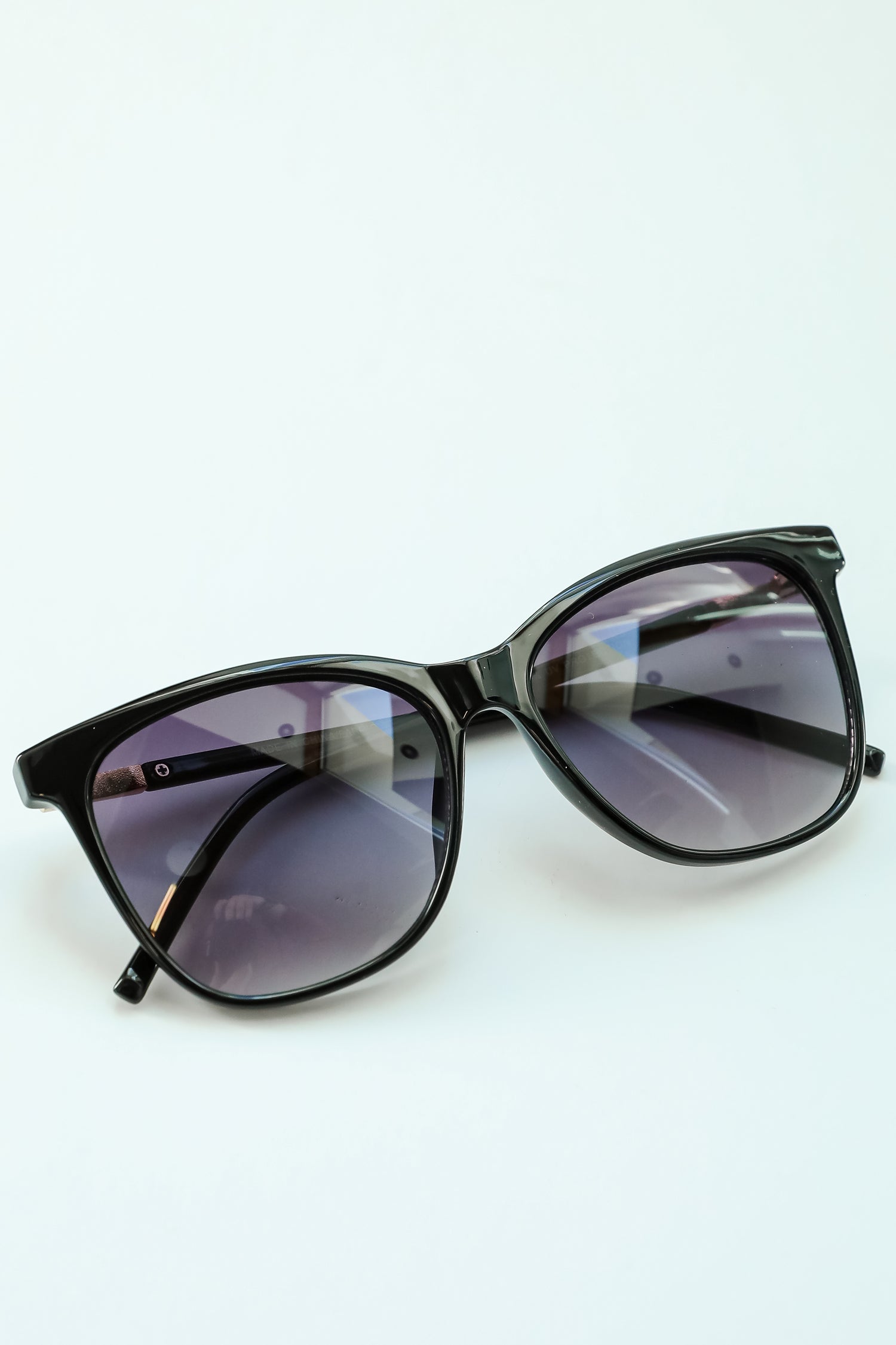 Trendsetting Take Black Round Sunglasses