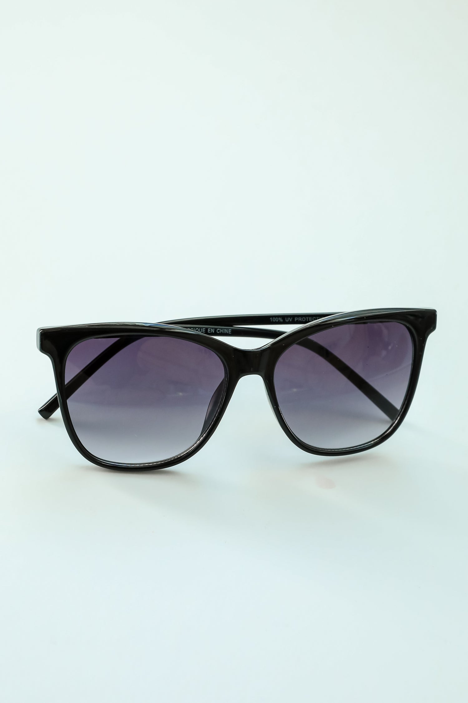 Trendsetting Take Black Round Sunglasses