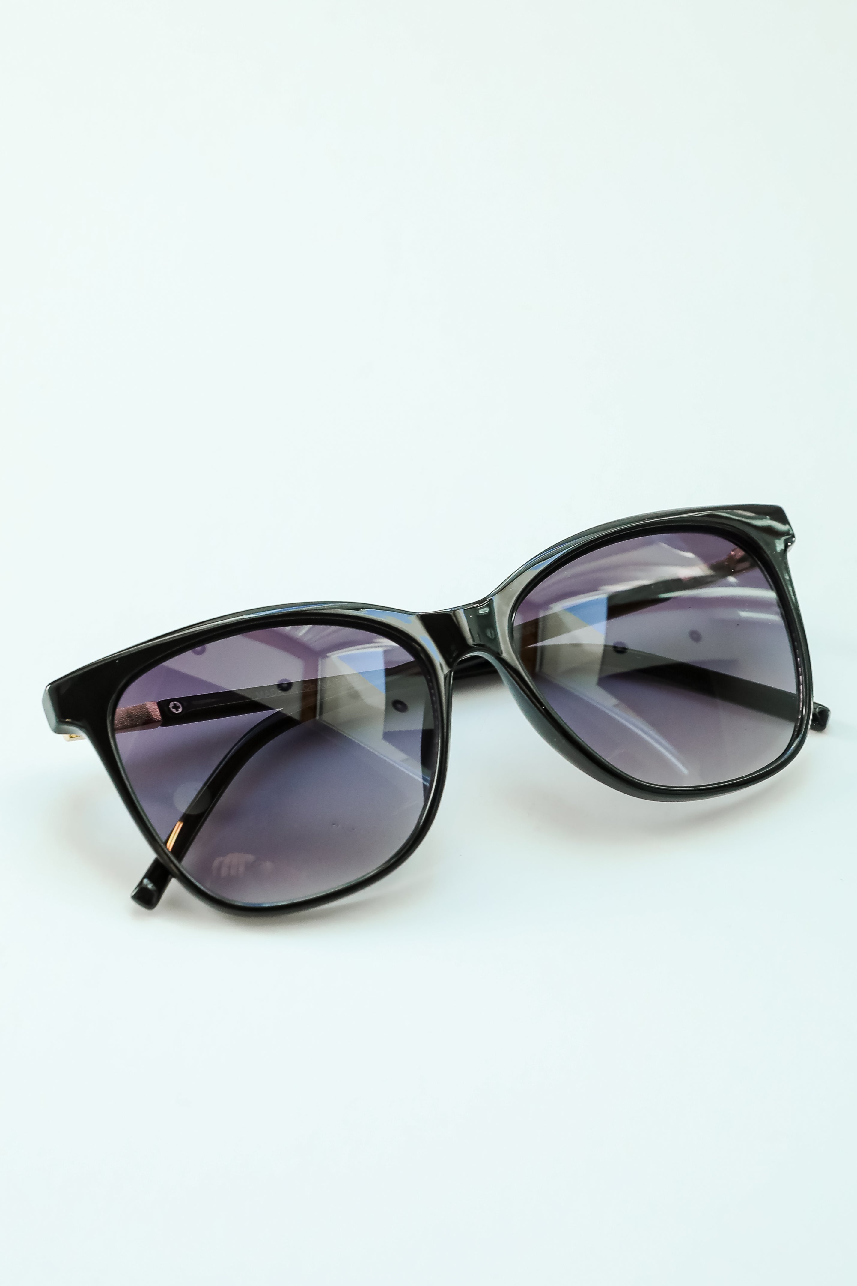 Trendsetting Take Black Square Sunglasses