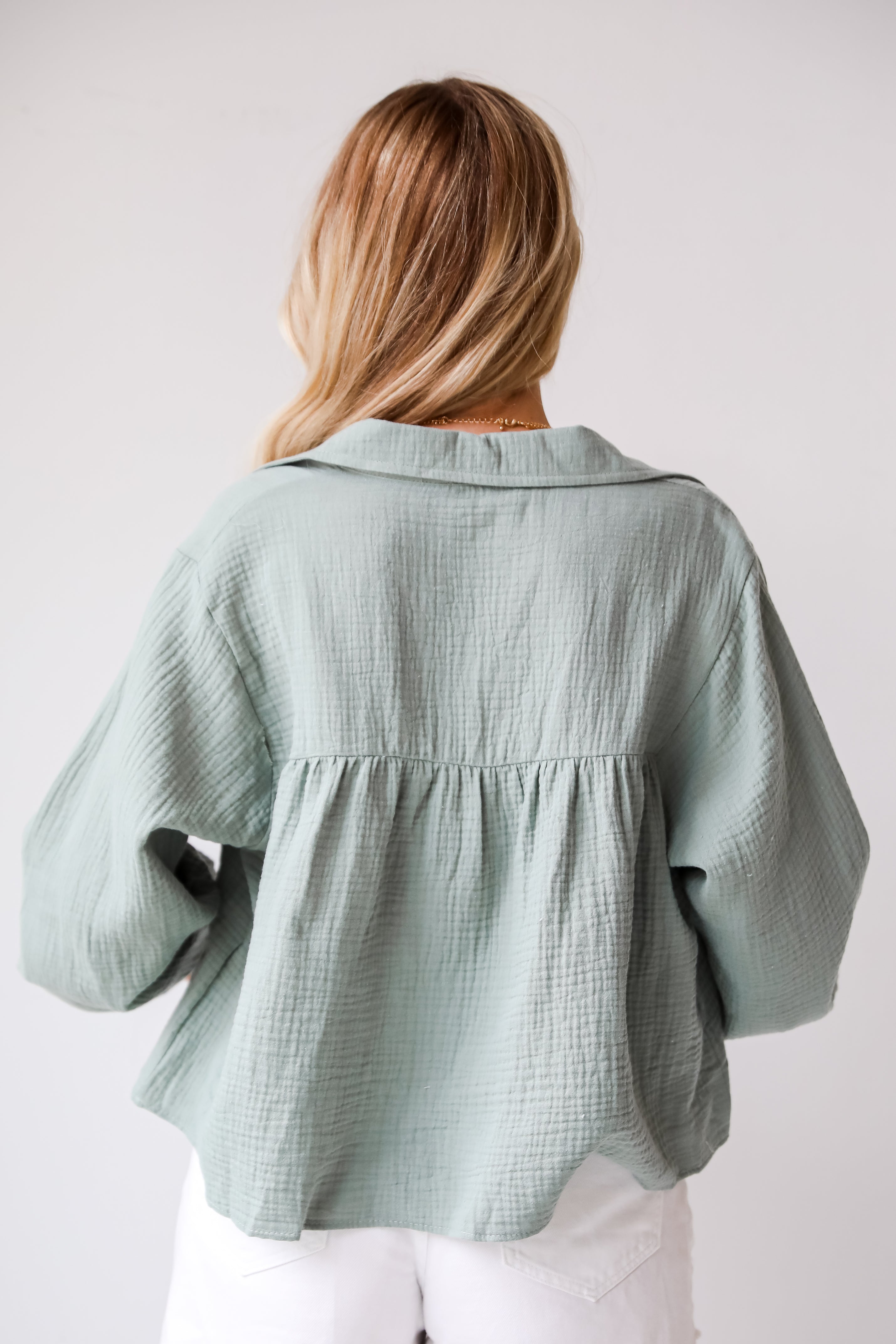 Alanna Linen Blouse is a Lightweight Crinkle Linen top, with a Collared V-Neckline, Long Balloon Sleeves with Elastic Cuffs. Relaxed Fit, 100% Cotton, and the perfect shade of blue and white. boutique tops. Women tops for summer. 