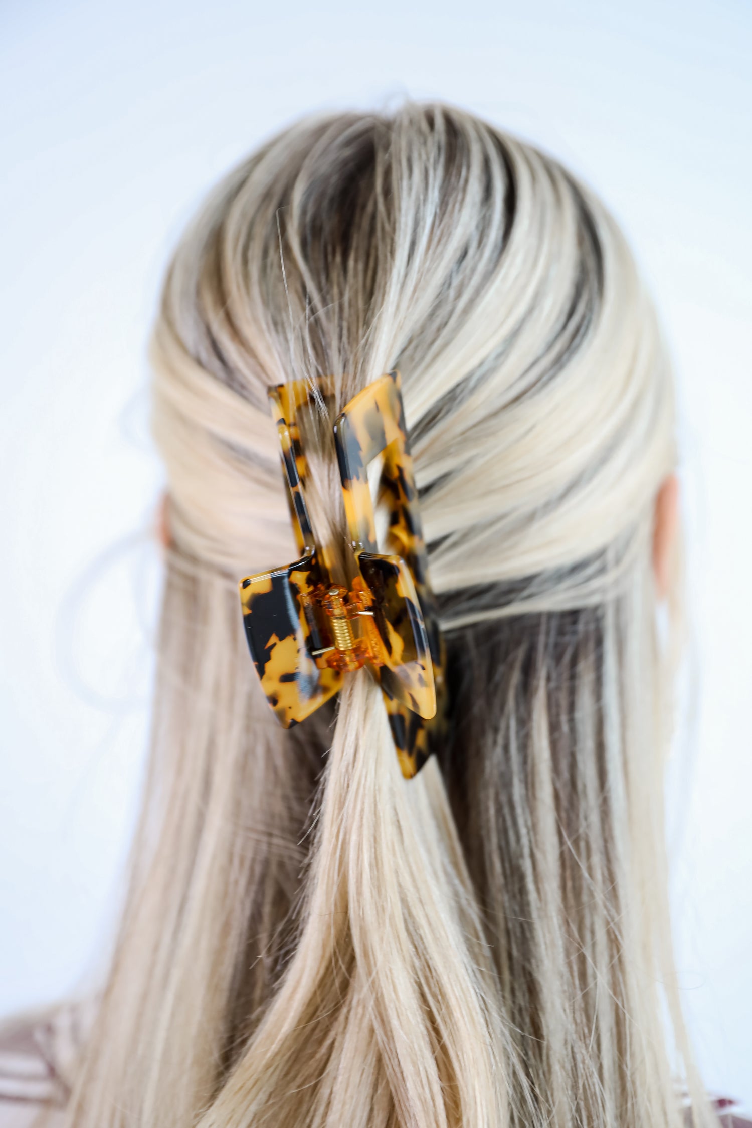 Poised Finish Tortoise Claw Hair Clip