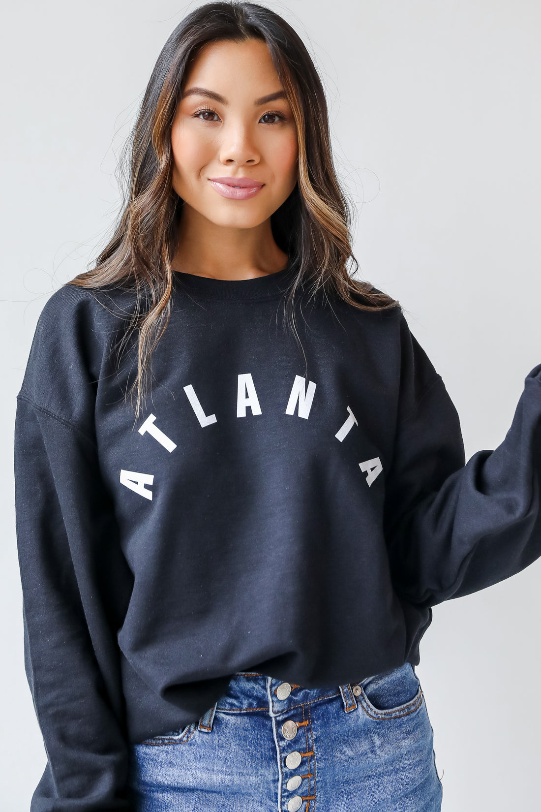  This comfy sweatshirt is designed with a soft and stretchy knit with a fleece interior. It features a crew neckline, long sleeves, a relaxed fit, and the word &quot;Atlanta&quot; on the front. 